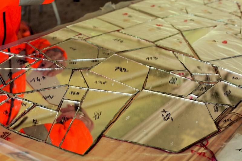 L’intérieur labyrinthique et cinétique du Cyclop de Tinguely, riche en sculptures et installations lumineuses